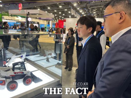 이준석 개혁신당 대표가 6일(현지시간) 미국 라스베이거스에서 열린 CES 2026에서 전시 내용을 보는 모습. /최의종 기자