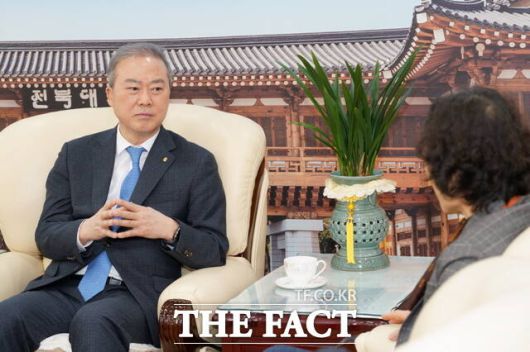 지난해 12월 31일 오전 전주시 덕진구 금암동 전북대학교 총장실에서 양오봉 총장이 <더팩트>와 대면 인터뷰를 하고 있다. /전주=김수홍 기자