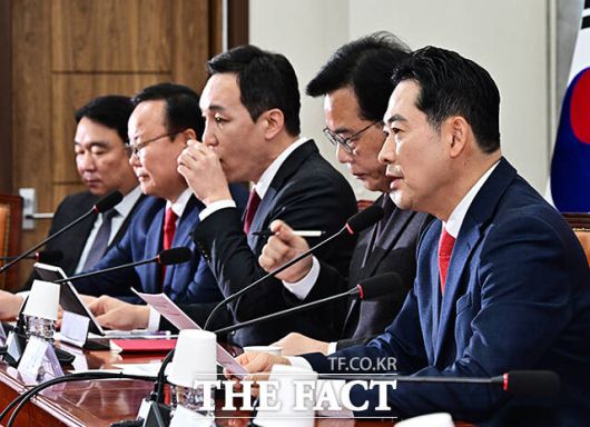 국민의힘은 '뒷북 검증' 논란에도 불구하고, 이 후보자 중용에 대한 최종 책임은 야권이 아닌 청와대에 있다는 점을 부각하고 있다. 사진은 오른쪽부터 장동혁 대표, 송언석 원내대표, 김민수 최고위원, 김재원 최고위원, 정희용 사무총장. /배정한 기자