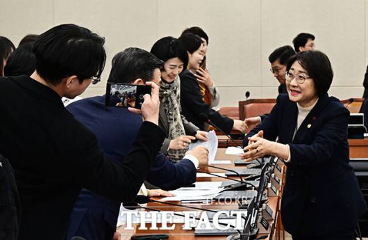 복지위 위원들과 인사하는 이스란 보건복지부 제1차관.