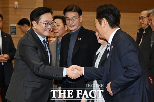 '한란' 상영회 참석해 인사 나누는 우원식 국회의장(왼쪽)과 정청래 더불어민주당 대표.