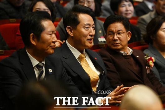 정청래 더불어민주당 대표와 오세훈 서울시장, 박강수 마포구청장(왼쪽부터)이 7일 오후 서울 마포구 마포아트센터에서 열린 2026 마포구 신년인사회에 참석해 대화를 나누고 있다.