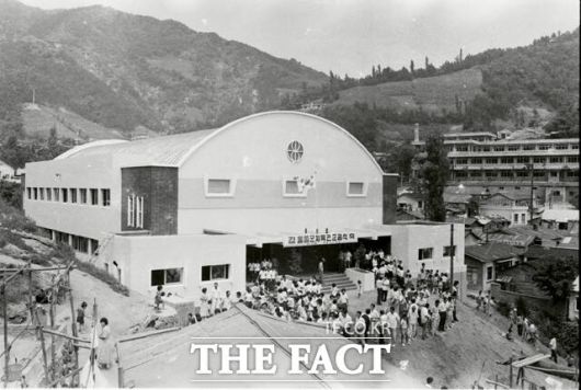 50년 전 당시 체육관 준공 행사 모습. /울릉군