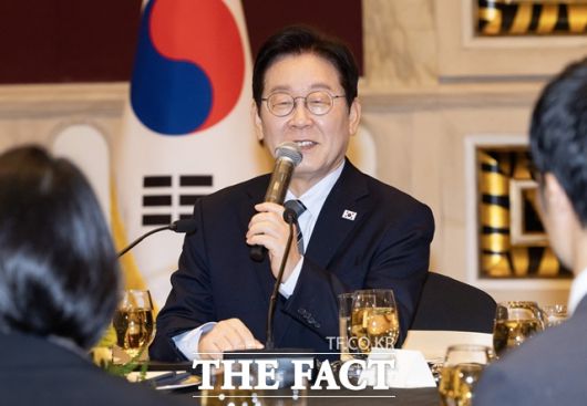 이재명 대통령이 7일(현지시간) 중국 상하이 샹그릴라호텔에서 가진 순방기자단 오찬간담회에서 발언하고 있다. /뉴시스