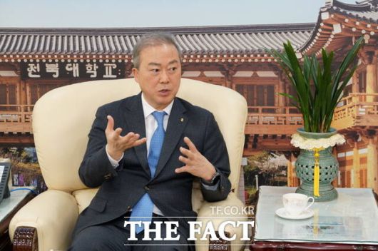 지난해 12월 31일 오전 전주시 덕진구 금암동 전북대학교 총장실에서 양오봉 총장이 <더팩트>와 대면 인터뷰를 하고 있다. /전주=김수홍 기자