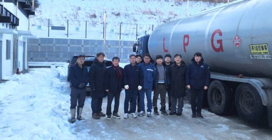 5년 만에 LPG 배관망 구축 사업을 완료한 뒤 남한권 울릉군수와 관계자들이 단체 기념사진을 찍고 있다. /울릉군