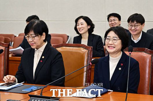 박주민 복지위원장의 새해 인사를 듣고 환한 미소 짓는 이스란 보건복지부 제1차관.