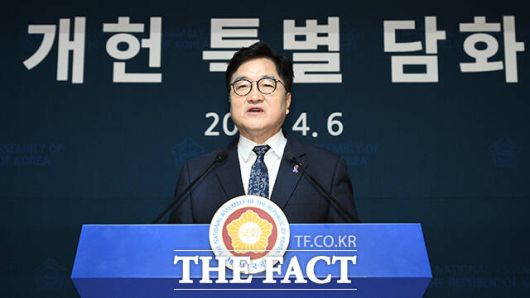 우원식 국회의장은 7일 국회에서 열린 국민투표법 개정 간담회에서 "여야가 합의 가능한 수준에 대해서는 합의할 수 있는 만큼 단계적 개헌을 해나가야 한다"라고 역설했다. 사진은 우 의장이 지난해 4월 국회에서 개헌 관련 긴급 회견을 열고 발언하는 모습. /박헌우 기자