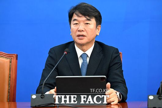 발언하는 문 직무대행.