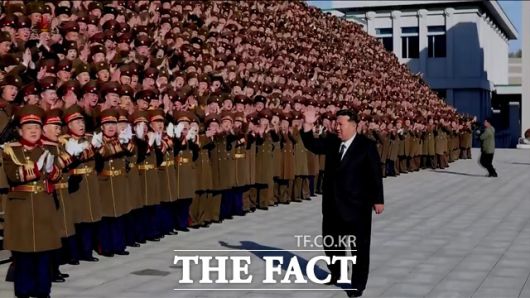 당 기관지 노동신문은 8일 사설을 통해 당대회를 앞두고 사상 결집과 일군들의 역할을 강조했다. 사진은 김정은 북한 국무위원장이 지난해 국가보위성을 축하 방문했던 모습이다. /뉴시스, 조선중앙TV 갈무리