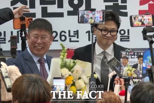 한동훈 전 국민의힘 대표가 9일 서울 동대문구에서 열린 국민의힘 동대문을 당협 신년회 초청 강연을 마친 뒤 지지자들과 인사하고 있다. / 동대문=김민지 기자