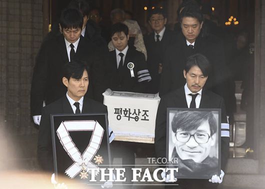 배우 고(故) 안성기의 장례미사가 9일 오전 서울 중구 명동대성당에 열린 가운데 배우 이정재와 정우성 등 후배 배우들이 영결식을 위해 이동하고 있다. /박헌우 기자·김성렬 인턴기자