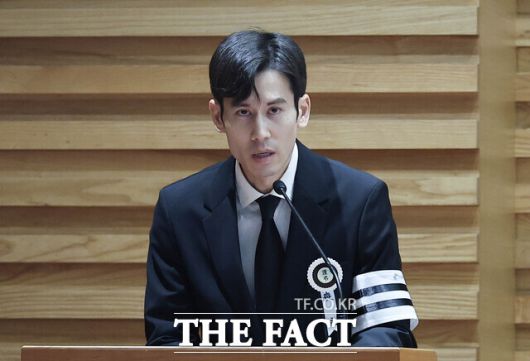 배우 고(故)안성기의 영결식이 열린 9일 서울 중구 명동대성당에서 고인의 아들 안다빈씨가 인사말을 하고 있다. /김성렬 인턴기자