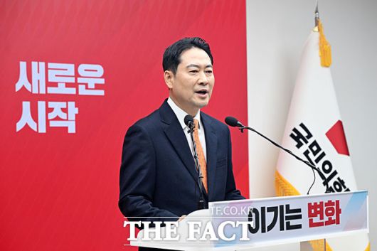 장 대표는 7일 서울 여의도 국민의힘 당사에서 긴급 기자회견에서 12·3 비상계엄과 관련해 "국정 운영의 한 축이었던 여당으로서 역할을 다하지 못한 큰 책임을 무겁게 통감한다"라며 사과했다. /남용희 기자