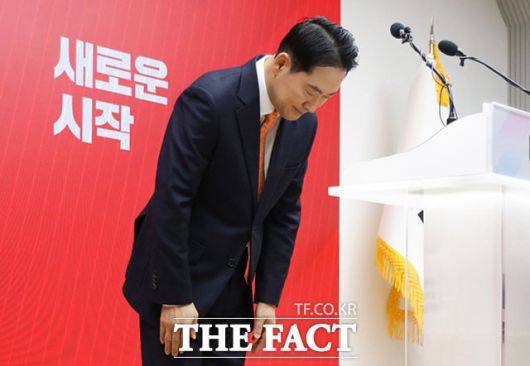 장동혁 국민의힘 대표의 쇄신안이 핵심 지지층의 반발과 당내 비판을 동시에 불러왔다는 분석이 나온다. 사진은 장 대표가 7일 서울 여의도 국민의힘 당사에서 열린 기자회견에서 당 쇄신 방안 등을 발표한 뒤 인사하는 모습. /남용희 기자