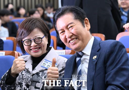 정청래 더불어민주당 대표(오른쪽)가 더불어민주당 원내대표 선출을 위한 의원총회에 참석해 진선미 선관위원장과 엄지를 들어올리고 있다.