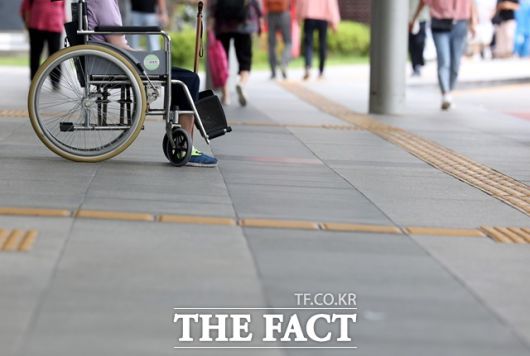 하반신이 불편해 휠체어 등을 타는 장애여성들은 흡수력이 뛰어나고 면적이 넓은 오버나이트 생리대가 필요하지만 비용 문제 때문에 고민이 크다. /뉴시스