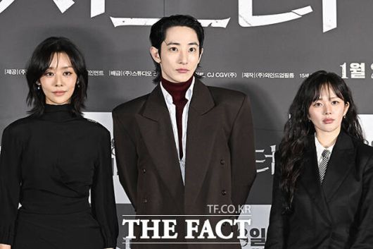 포즈를 취하는 주연 배우 차주영과 이수혁, 정지소.