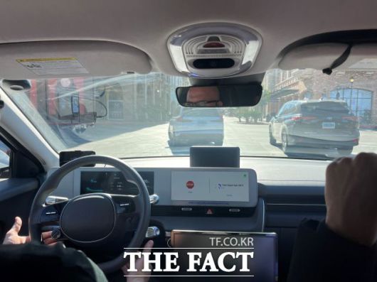 8일(현지시간) 미국 라스베이거스에서 모셔널 아이오닉 5 로보택시 탑승한 가운데, 앞 차량이 멈추자 로보택시가 부드럽게 멈추는 모습. /최의종 기자