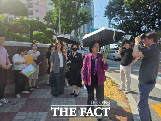 박주화 대전시의회 의원이 추진한 하상도로 직선화 사업이 본격 진행되면서 선화초, 대전여자상업고 학생들의 안전한 통학권이 확보됐다. 지난해 7월 선화초 앞 도로 일원 및 하상도로 현장 점검 모습. /박주화 의원