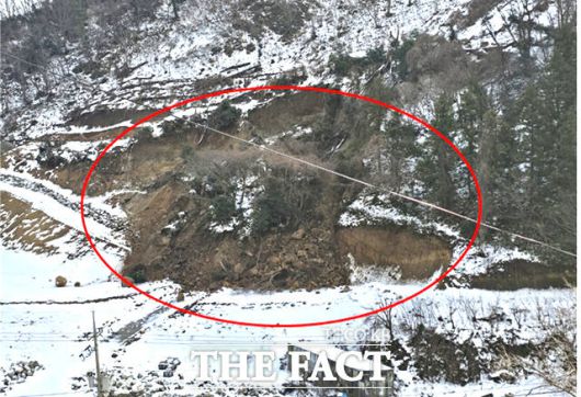 울릉군이 민간업자에게 개발행위를 허가해준 급경사지 야산이 공사추진과정에 절토면 일부가 붕괴되며 수십 톤의 토사가 무너져 내려 주민들의 안전성 논란이 제기되고 있다. /독자제공