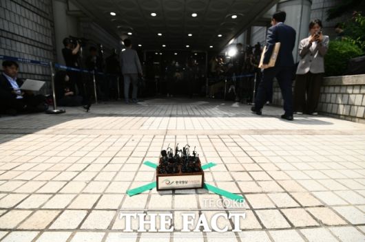 사진은 2024년 7월 가수 김호중이 서울 서초구 서울중앙지방법원에서 열린 구속 전 피의자 심문(영장실질심사)에 출석할 당시 김호중을 취재하기 위한 마이크가 놓여 있다. /더팩트 DB