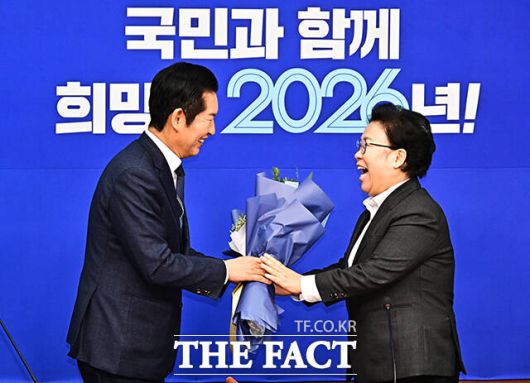 문정복 신임 최고위원에게 꽃다발 전달하는 정청래 더불어민주당 대표.