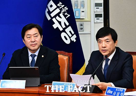 모두발언하는 이성윤 더불어민주당 신임 최고위원(오른쪽).