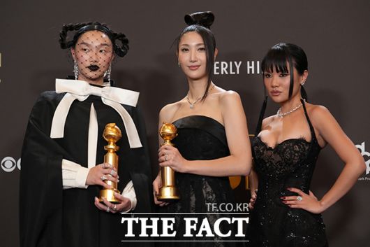 오드리 누나와 이재, 레이 아미가 수상 후 기념사진을 촬영하고 있다. /베벌리힐스=AP.뉴시스