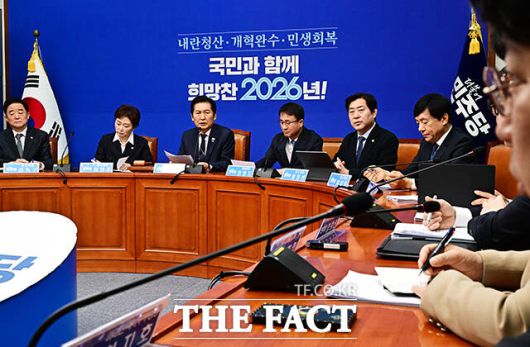 모두발언하는 정청래 더불어민주당 대표(왼쪽 세번째).