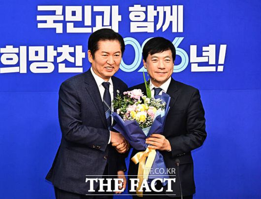 이성윤 신임 최고위원에게 꽃다발 건네는 정청래 더불어민주당 대표.