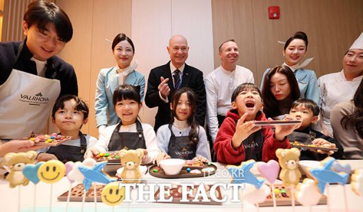 데이비드 페이시 부사장(가운데)을 비롯한 관계자가 쿠킹 스튜디오 라이브러리에서 초콜릿 등을 만들고 있다.