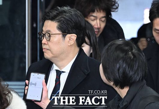 '홈플러스 사태'로 특정경제범죄가중처벌법상 사기 및 자본시장법 위반 혐의를 받는 김병주 MBK파트너스 회장이 13일 오전 서울 서초구 서울중앙지방법원에서 열린 구속 전 피의자 심문(영장실질심사)에 출석하고 있다. /서울 서초동=박헌우 기자