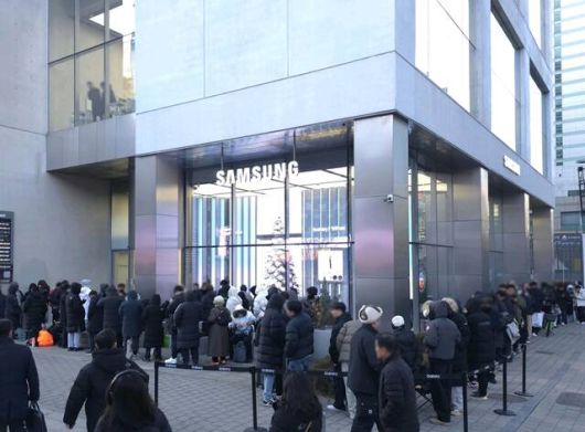 '갤럭시Z트라이폴드'가 출시된 지난해 12월 12일 오전, 고객들이 제품을 구매하기 위해 삼성 강남 외부에서 대기하고 있다. /삼성전자