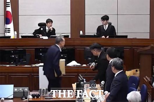 내란 우두머리 혐의를 받는 윤석열 전 대통령이 13일 오전 서울중앙지법에서 열린 결심공판에 출석하고 있다.