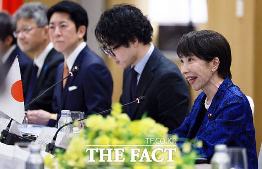 다카이치 사나에 총리가 이재명 대통령과 한일 확대 정상회담에서 발언하고 있다.