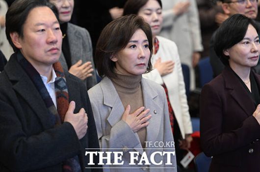 나경원 국민의힘 의원(가운데)이 14일 오전 서울 여의도 중소기업중앙회에서 열린 '2026 국민의힘 서울특별시당 신년인사회'에 참석해 국민의례를 하고 있다. /박헌우 기자