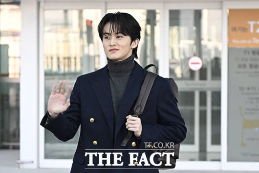 팬들에게 인사를 하는 마크.