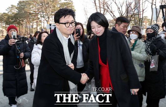 배현진 국민의힘 의원(오른쪽)과 인사 나누는 한 전 대표.