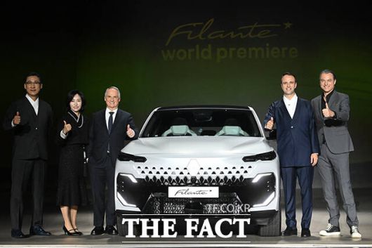 최성규 르노테크놀로지코리아 연구소장과 상희청 르노코리아 대/내외전략본부장, 파브리스 캄볼리브 르노그룹 최고 성장 책임자 및 르노 브랜드 CEO, 니콜라 파리 르노코리아 사장, 로렌스 반 덴 아커 르노그룹 디자인 총괄 부회장(왼쪽부터)이 13일 오전 서울 광진구 그랜드 워커힐에서 열린 르노코리아 글로벌 플래그십 미디어 공개 행사에 참석해 르노 필랑트 차량과 기념 촬영을 하고 있다. /서예원 기자