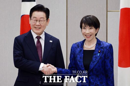 이재명 대통령이 13일(현지시간) 일본 나라현 회담장에서 다카이치 사나에 일본 총리와 정상회담 기념촬영을 하고 있다. /뉴시스