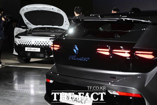 르노코리아 글로벌 플래그십 미디어 공개 행사가 13일 오전 서울 광진구 그랜드 워커힐에서 열린 가운데 르노 필랑트 차량이 공개되고 있다. /서예원 기자