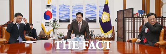 국회 의장실에서 회동 갖는 한병도 더불어민주당 원내대표와 우원식 국회의장, 송언석 국민의힘 원내대표(왼쪽부터).