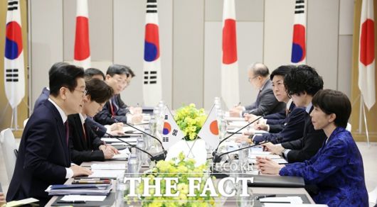 이재명 대통령(왼쪽)과 다카이치 사나에 일본 총리는 13일 일본 나라현에서 88분 정도 한일정상회담을 진행했다. /뉴시스