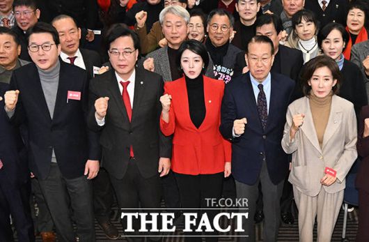 어두운 표정의 국민의힘 의원들.