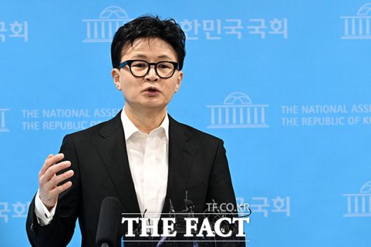 입장 밝힌 뒤 취재진 질문에 답하는 한 전 대표.