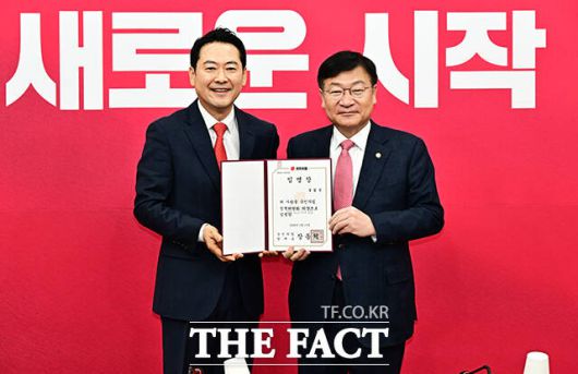 장동혁 국민의힘 대표가 15일 오전 서울 여의도 국회에서 열린 최고위원회의에 참석해 정점식 정책위의장에게 임명장을 수여하고 있다.