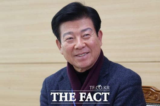 박범인 금산군수가 14일 <더팩트>와 인터뷰하고 있는 모습. /정예준 기자