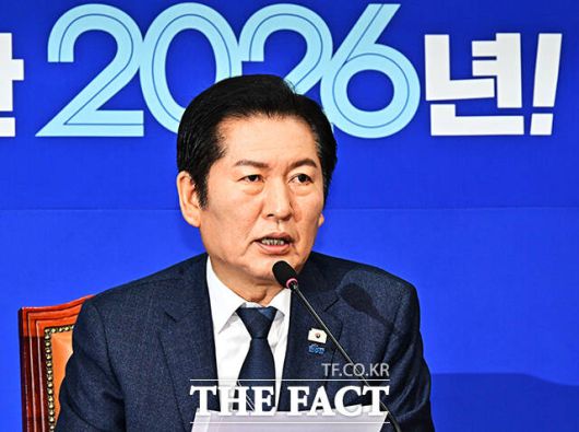 정청래 더불어민주당 대표가 '당정 갈등' 논란에 대해 발빠른 수습에 나선 데는 당정 갈등 논란이 장기화될 경우, 당 안정은 물론 당대표로서 자신의 실권 행사도 어려워질 수 있기 때문으로 보인다. 사진은 정 대표가 지난 12일 오전 서울 여의도 국회에서 열린 최고위원회의에 참석해 모두발언을 하는 모습. /국회=배정한 기자