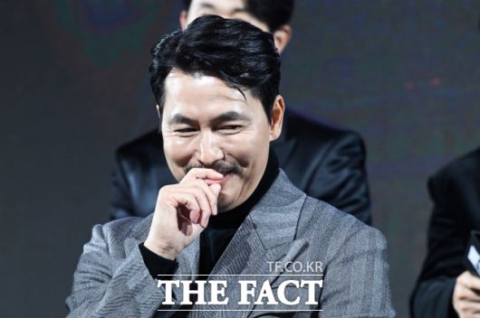 정우성을 둘러싸고 일부 시청자들 사이에서 대사 전달력이 어색하다, 감정 표현이 과해 몰입을 방해한다는 혹평이 쏟아진데 이어 온라인 바이럴 마케팅 의혹까지 제기되며 논란이 확산됐다. 사진은 정우성이 지난해 연말 가진 디즈니+ 새 오리지널 시리즈 ‘메이드 인 코리아’ 제작발표회에 참석해 웃음을 터뜨리고 있다. /서예원 기자